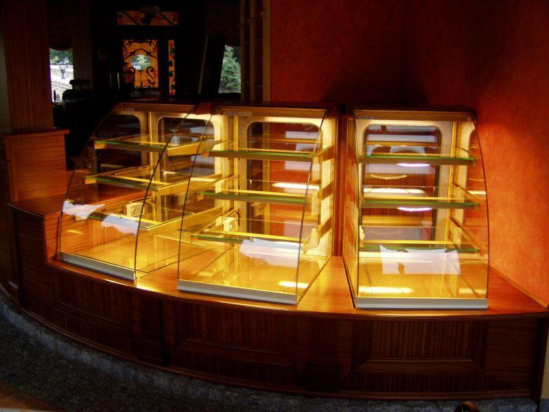 JAMAJKA 0.6 N CUKRÁŘSKÁ VITRÍNA NEUTRÁLNÍ ( BEZ CHLAZENÍ)